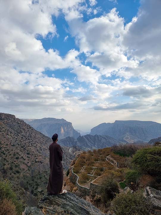 Omany man standing near the cliff of Jabal akhthar