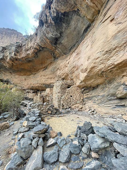 narrow path in Balcony Walk, Jabal Shams