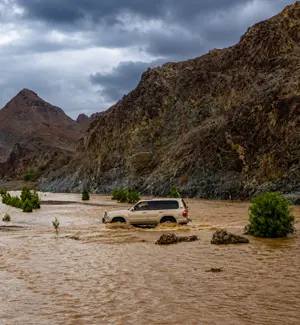 4WD vehicle crossing the high plateau above Wadi Ghul under starlight